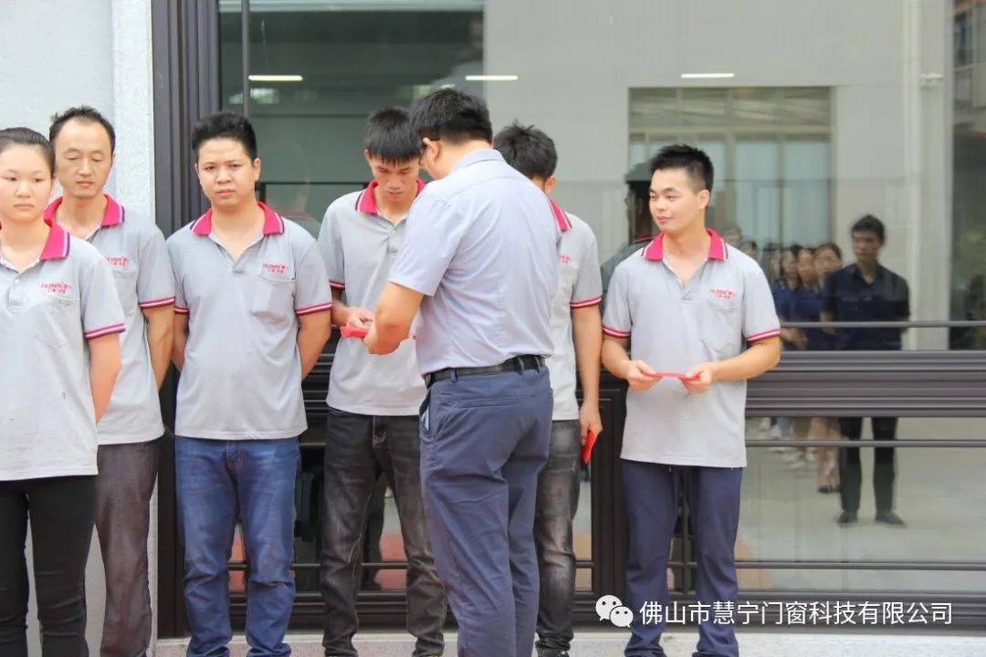 徐召礼先生为优秀员工颁发奖金